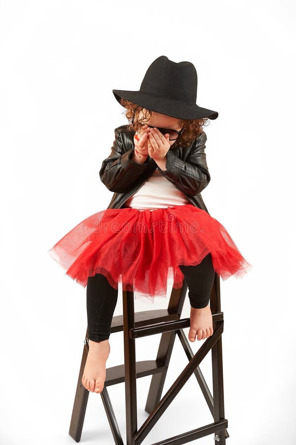 Liten flickamodemodell With Black Hat royaltyfri fotografi Liten flickamodemodell With Black Hat royaltyfri fotografi