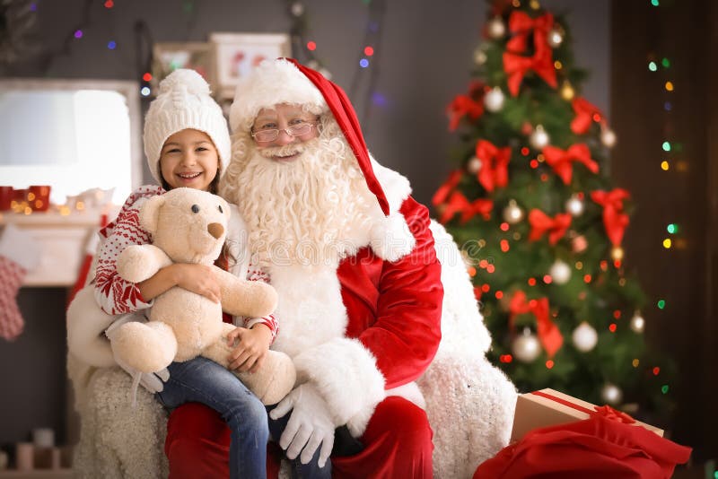 Liten flickasammanträde på autentisk Santa Claus ` sveper inomhus royaltyfri fotografi Liten flickasammanträde på autentisk Santa Claus ` sveper inomhus royaltyfri fotografi