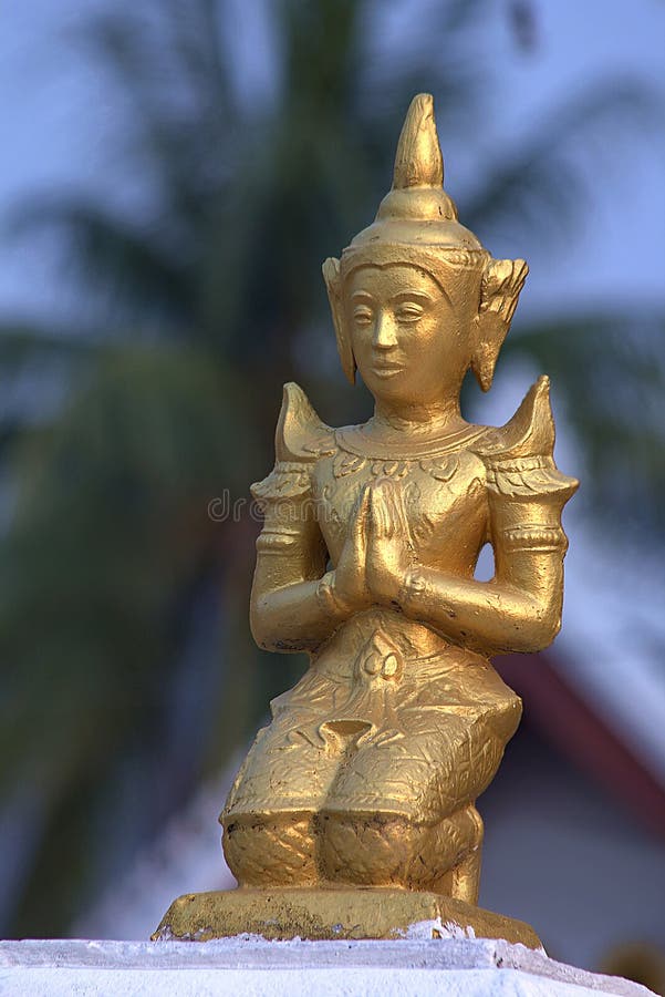 Liten guld- skulptur i buddistisk tempel royaltyfri foto Liten guld- skulptur i buddistisk tempel royaltyfri foto