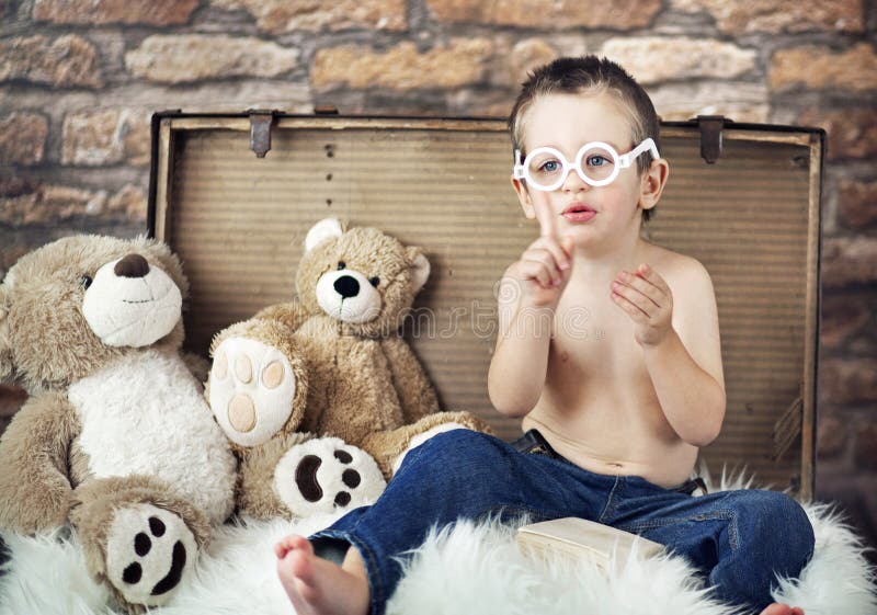 Liten gullig unge med teddybears arkivfoto
