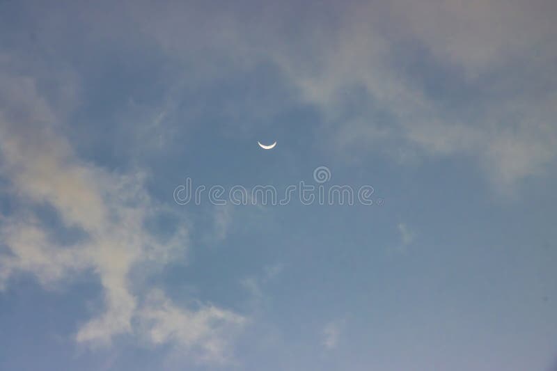 Liten halvmåne mot blå himmel. arkivfoto