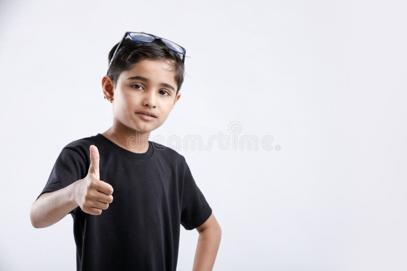 liten indisk/asiatisk pojke som visar upp tummar royaltyfria bilder liten indisk/asiatisk pojke som visar upp tummar royaltyfria bilder