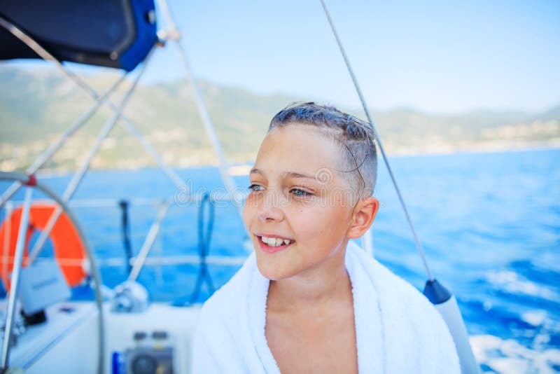 Liten pojke ombord på segeljakt på sommarkryssning. Yachning av resäventyr med barn på semester i familjen. fotografering för bildbyråer