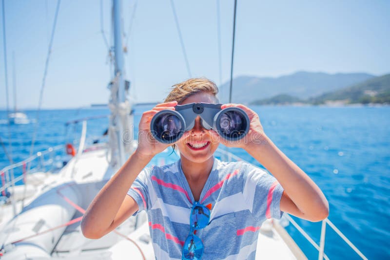 Liten pojke ombord på segeljakt på sommarkryssning. Yachning av resäventyr med barn på semester i familjen. royaltyfri fotografi