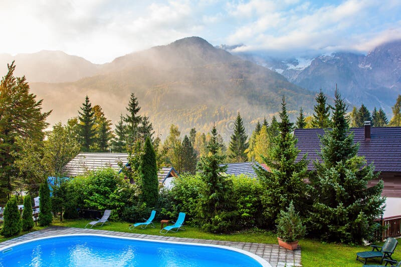 Liten pool på ett lantligt hotell royaltyfria bilder