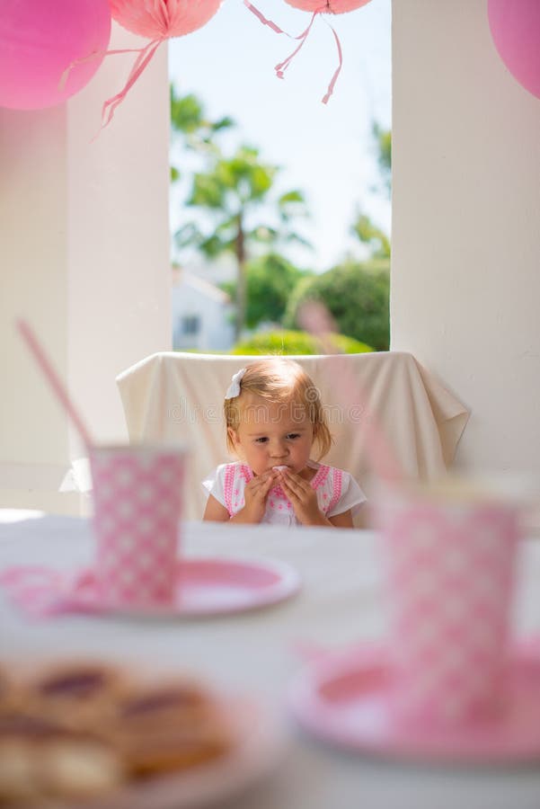 Liten prinsessa Sitting på hennes födelsedagparti arkivfoton Liten prinsessa Sitting på hennes födelsedagparti arkivfoton