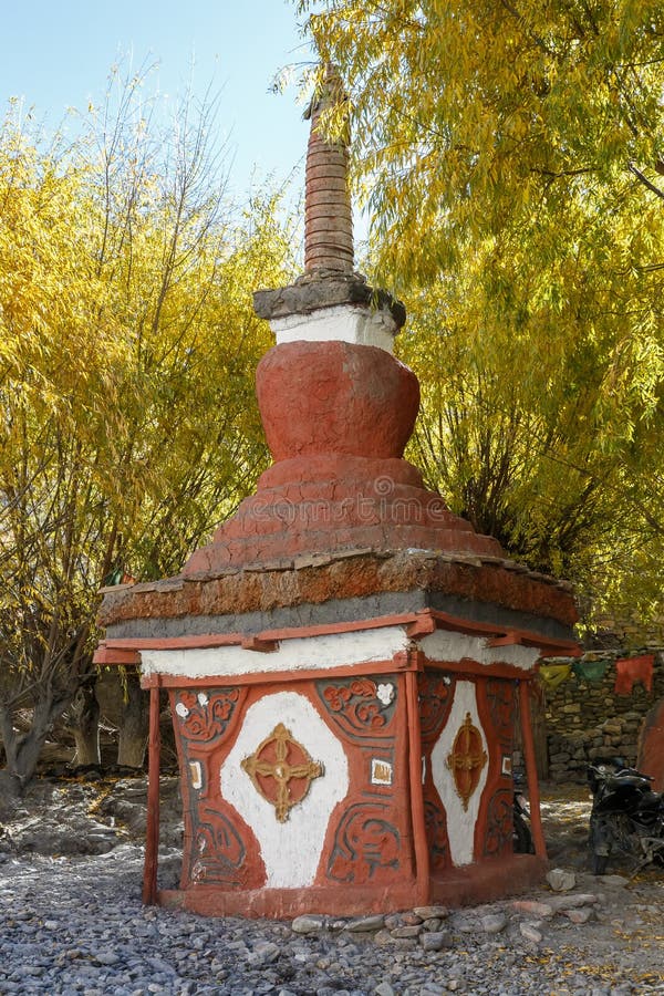 Liten röd tibetan stupa i den Lupra byn royaltyfri bild Liten röd tibetan stupa i den Lupra byn royaltyfri bild