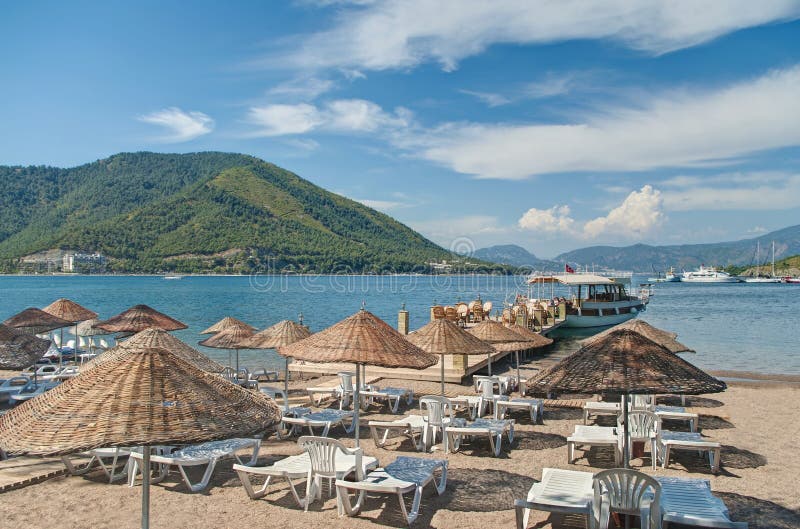 Liten strand med paraplyer och sunbeds arkivbilder Liten strand med paraplyer och sunbeds arkivbilder