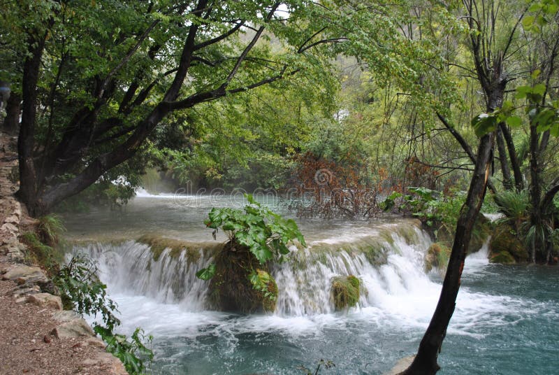 Liten vattenfall på Plitvice sjöarna royaltyfria foton Liten vattenfall på Plitvice sjöarna royaltyfria foton