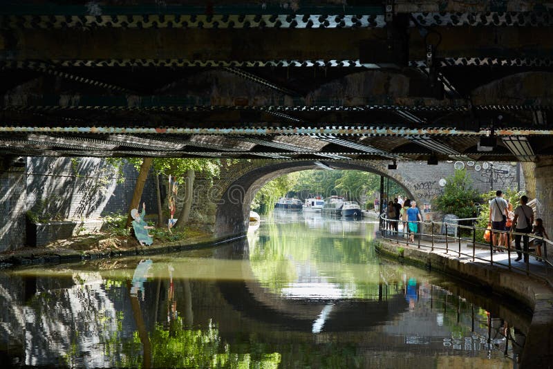 Liten Venedig kanal i en sommardag, under brosikten i London arkivbild Liten Venedig kanal i en sommardag, under brosikten i London arkivbild