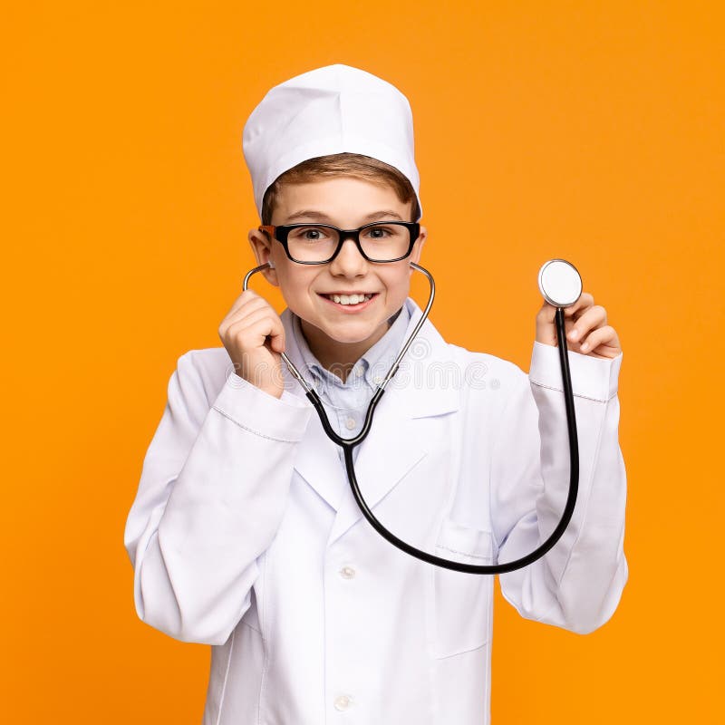 Liten vänlig doktor som är klar att undersöka dig royaltyfria foton Liten vänlig doktor som är klar att undersöka dig royaltyfria foton
