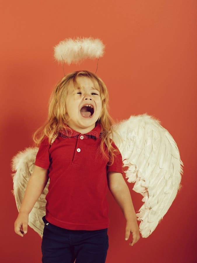 liten ängelpojkegråt med vingar och gloria för vit fjäder royaltyfria bilder liten ängelpojkegråt med vingar och gloria för vit fjäder royaltyfria bilder