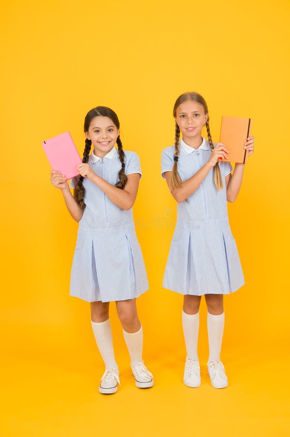 Literarkklubb Cute Barn som har böcker mot gul bakgrund Små flickor med encyklopedi eller barnböcker