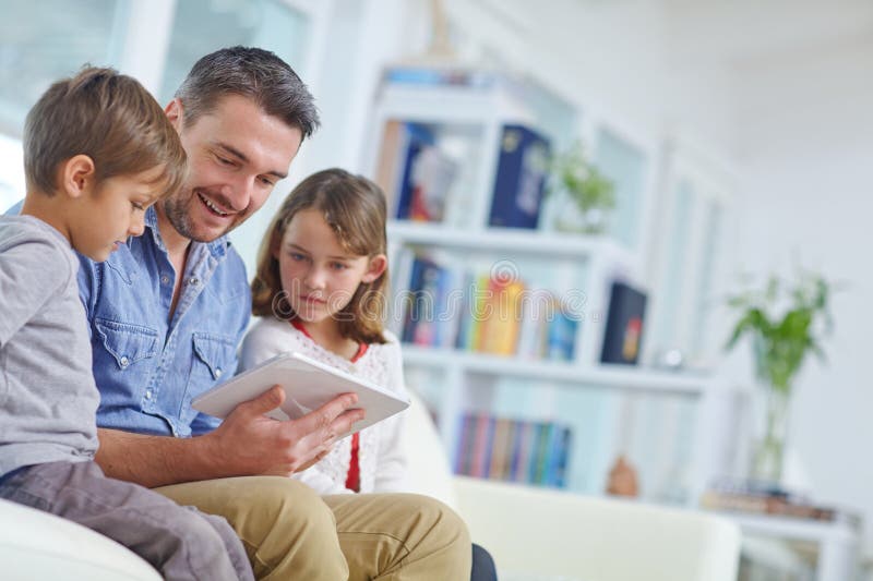 Literatur oder Tablette mit Vater und Kindern auf einem Sofa im Wohnzimmer zusammen zum Kleben oder Lernen. Ebook lizenzfreie stockfotos