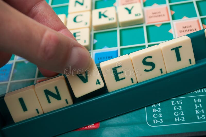 Litery z tworzywa sztucznego na grze Scrabble tworzące słowo: Inwestuj