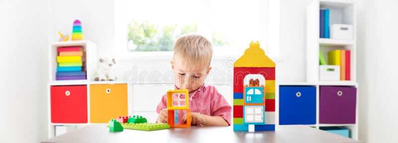 Litet barn som spelar med kvarter royaltyfri fotografi Litet barn som spelar med kvarter royaltyfri fotografi