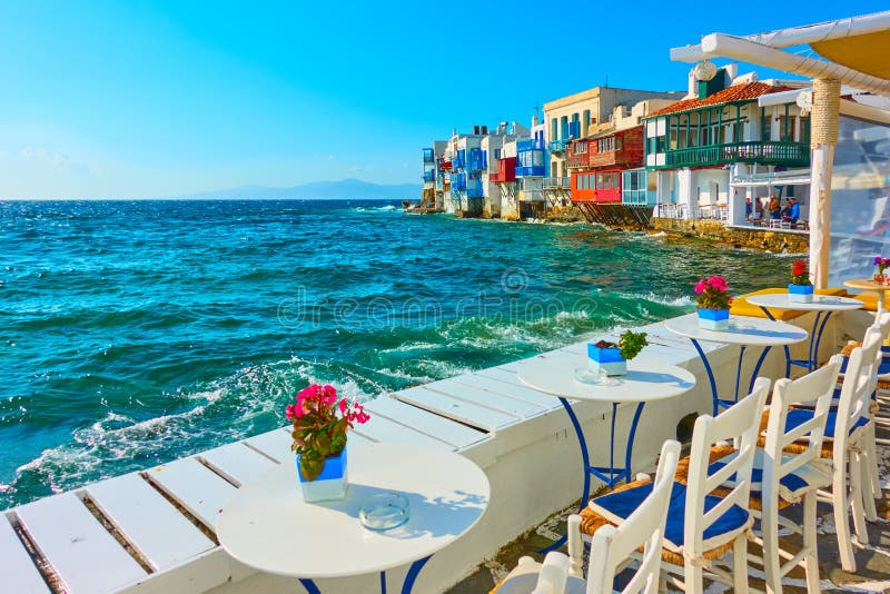 Litet kafé vid havet i Mykonos arkivfoto Litet kafé vid havet i Mykonos arkivfoto