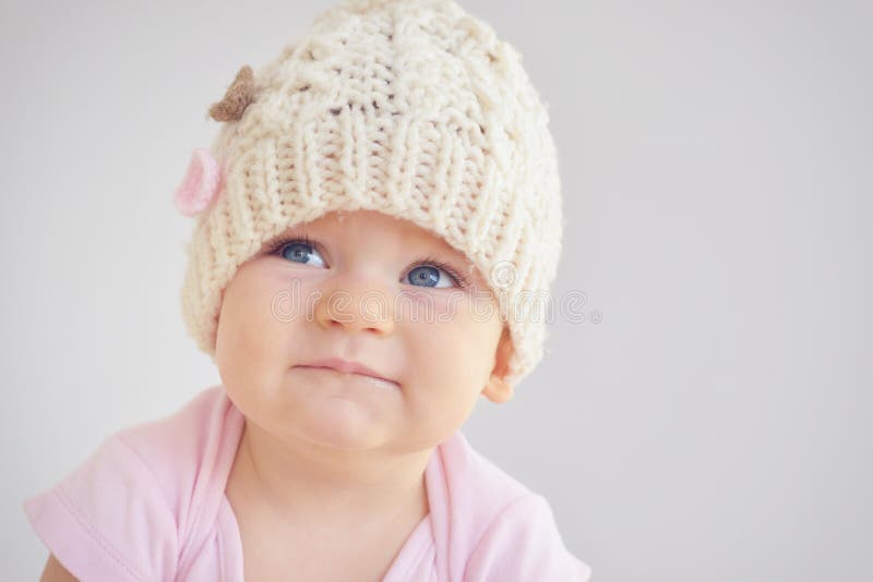 Litet nyfött behandla som ett barn flickan i stucken hatt arkivbild Litet nyfött behandla som ett barn flickan i stucken hatt arkivbild