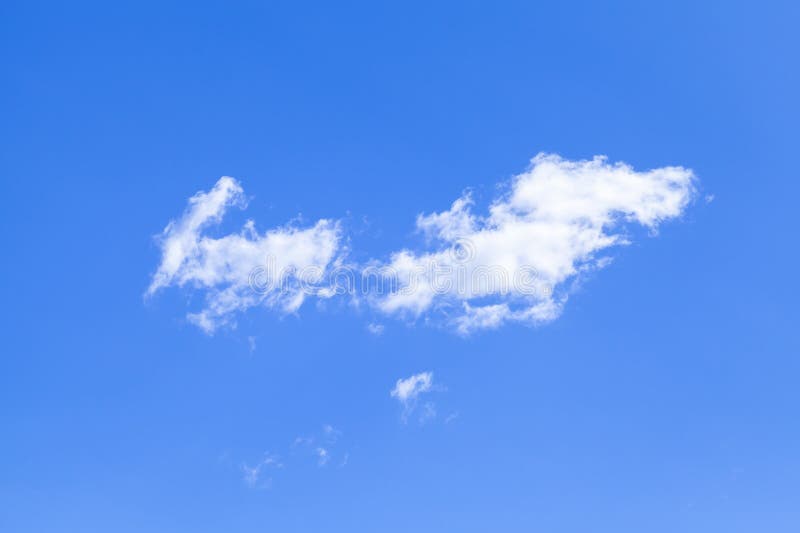 Litet vitt molnbildande i blå himmel royaltyfri foto