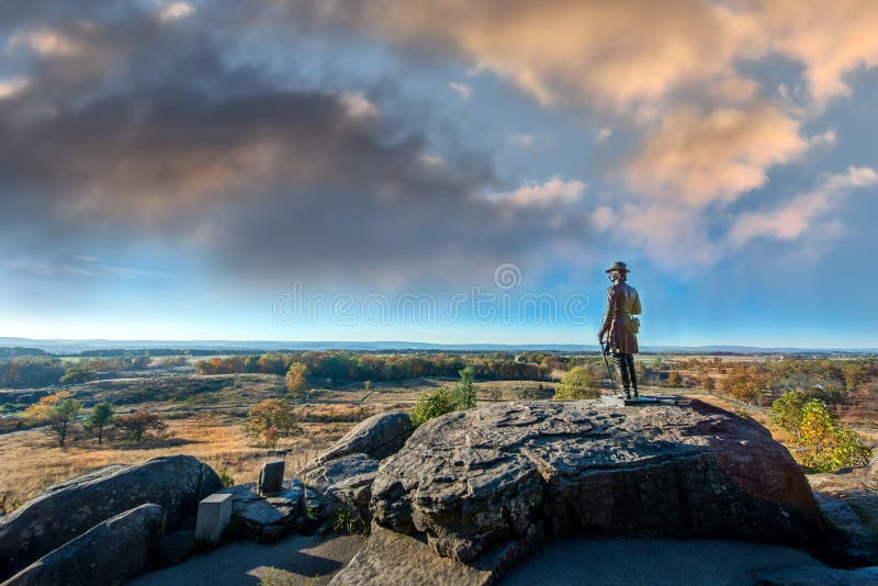 Litet övre minne i fältet Gettysburg under hösten royaltyfri bild Litet övre minne i fältet Gettysburg under hösten royaltyfri bild