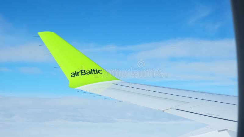 Lithuanie 18 juin 2023 aile d'avion parmi les nuages par jour ensoleillé. compagnie de logo airbaltic banque de vidéos