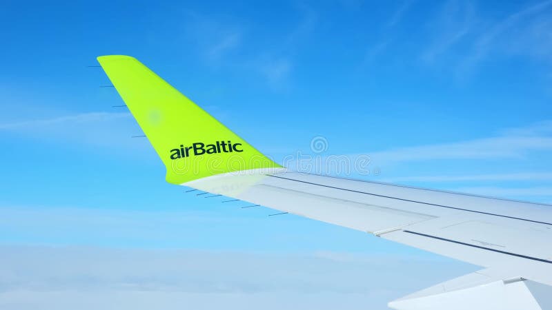 Lithuanie 18 juin 2023 aile d'avion parmi les nuages par jour ensoleillé. compagnie de logo airbaltic. banque de vidéos