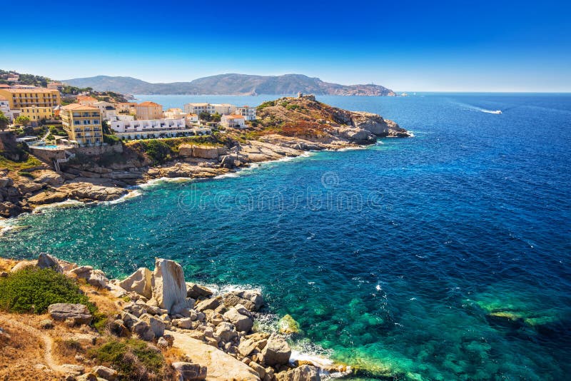 Litoral bonito de Córsega e casas históricas em Calvi foto de stock Litoral bonito de Córsega e casas históricas em Calvi foto de stock