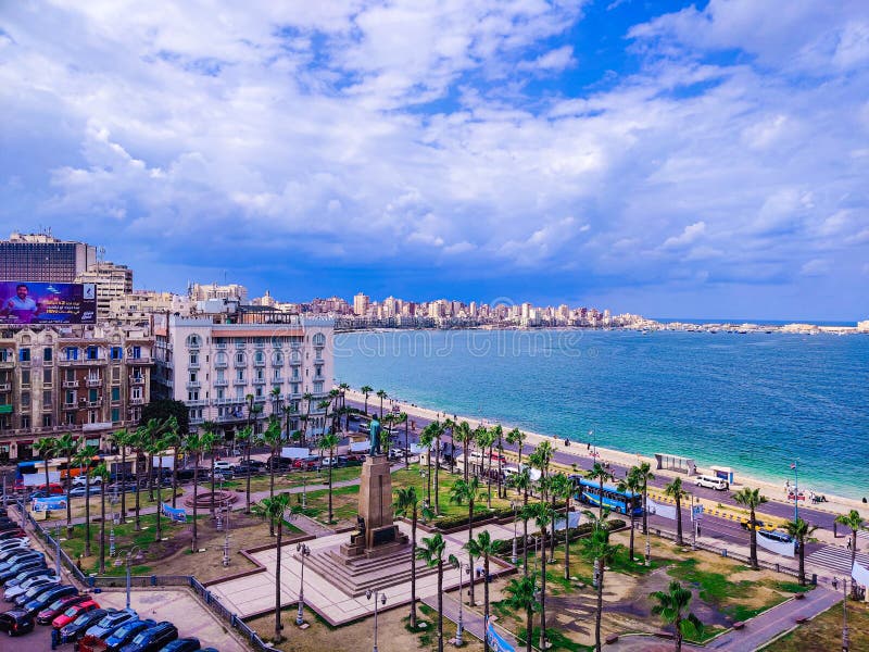 Litoral Com Nuvem E Rochas No Céu Do Egito De Alexandria Foto de Stock