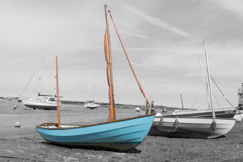 Litoral de Norfolk, céus azuis de barcos de navigação foto de stock royalty free Litoral de Norfolk, céus azuis de barcos de navigação foto de stock royalty free