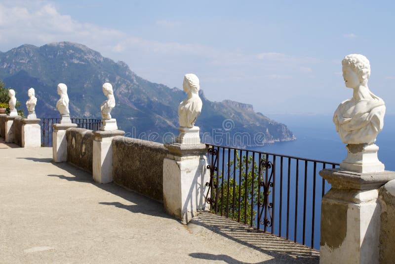 Litorale di Amalfi del balcone di Cimbrone della villa di Ravello immagini stock libere da diritti Litorale di Amalfi del balcone di Cimbrone della villa di Ravello immagini stock libere da diritti