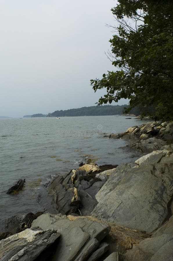 Litorale roccioso della Maine fotografie stock