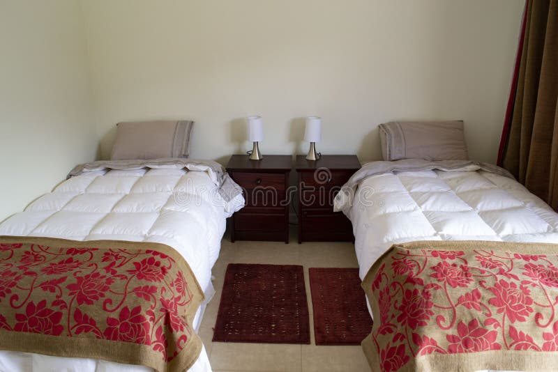 Lits dans une chambre d'hôtel image libre de droits Lits dans une chambre d'hôtel image libre de droits