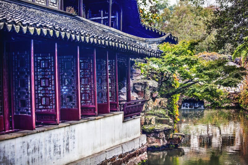 Litteraturadministratör gammal kinesisk husreflexion suzhou china arkivbilder