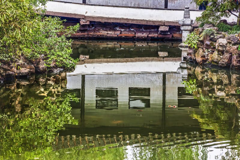 Litteraturadministratör gammal kinesisk husreflexion suzhou china royaltyfri bild