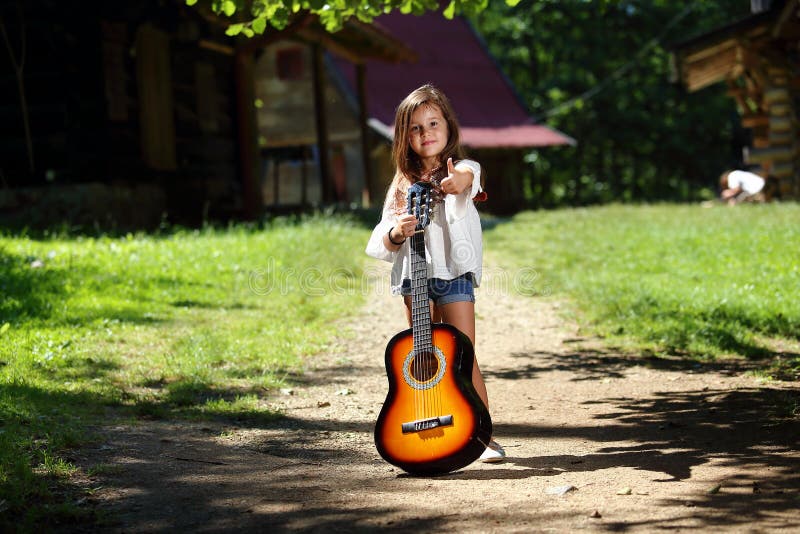 Family Poses With Guitar In Living Room Portraiture Photo Background And  Picture For Free Download - Pngtree