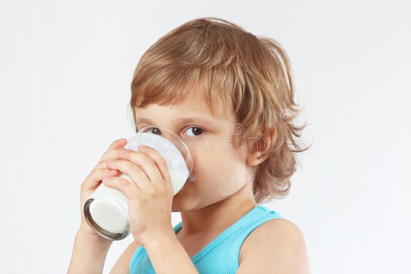 Пьет молоко на английском. Мальчик пьет молоко. Мальчик и девочка пьют молоко. Ребенок пьет молоко. Иллюстрация мальчик пьет молоко.