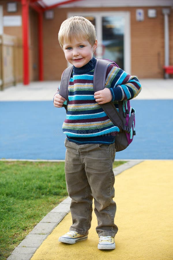 Little Boy allant dans le sac à dos de port d'école images stock Little Boy allant dans le sac à dos de port d'école images stock
