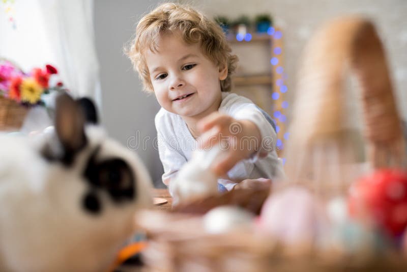 Little Boy bonito que joga com coelhos fotografia de stock royalty free Little Boy bonito que joga com coelhos fotografia de stock royalty free
