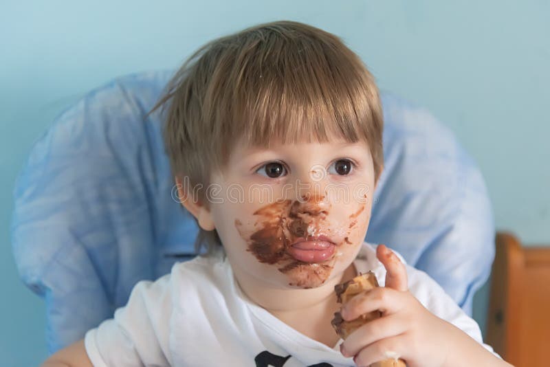 Мальчик после. Шоколадный мальчик мороженое. Мороженое с лицом. У мальчика на лице мороженое. Шоколадный мальчик болезнь.