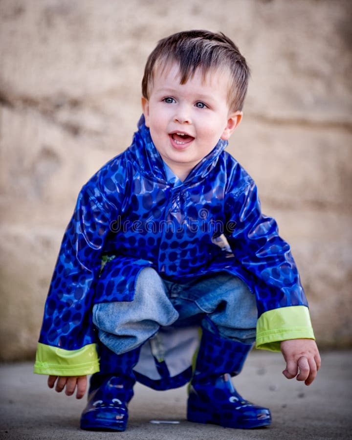 Garçon Nerveux D'enfant En Bas âge Avec La Couverture Image stock - Image  du vert, herbe: 32873307