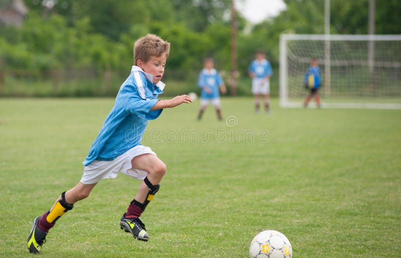 Little Boy dat voetbal speelt