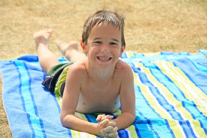 Little Boy en la piscina imágenes de archivo libres de regalías Little Boy en la piscina imágenes de archivo libres de regalías