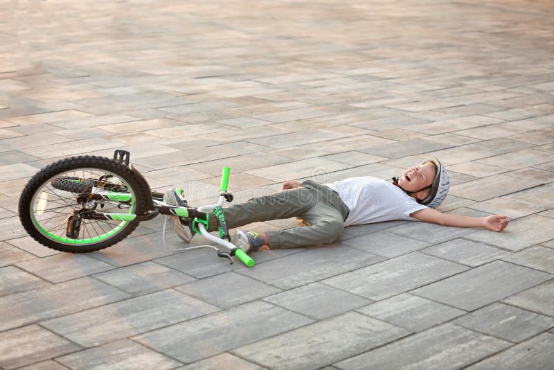 Упал заплакал. Мальчик упал с велочэсипеоа. Человек упавший с велосипеда.