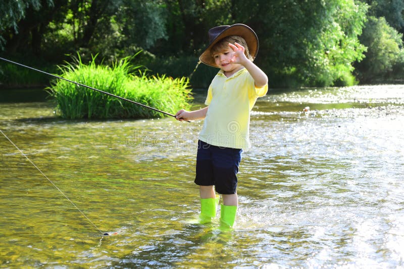 Мальчик ловил рыбу на реке. Мальчик Рыбак. Мальчик рыбачит. Мальчишки рыбачат на маленькой речке. Мальчик ловит рыбу.