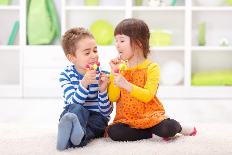 Little boy and girl eating lollipop royalty free stock photography Little boy and girl eating lollipop royalty free stock photography