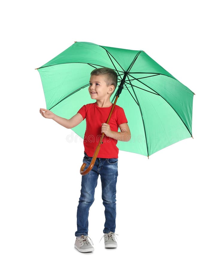 Bé trai cầm ô xanh lá cây, nhìn thật đáng yêu và ngộ nghĩnh! Có lẽ bạn sẽ tự hỏi rằng bé nhà mình sẽ trông như thế nào khi cầm một chiếc ô xanh đẹp như thế? Hãy xem ngay hình ảnh này để có câu trả lời nhé!
