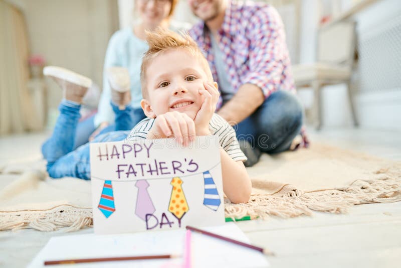 Little Boy-het Stellen met Met de hand gemaakte Groetkaart royalty-vrije stock afbeelding Little Boy-het Stellen met Met de hand gemaakte Groetkaart royalty-vrije stock afbeelding