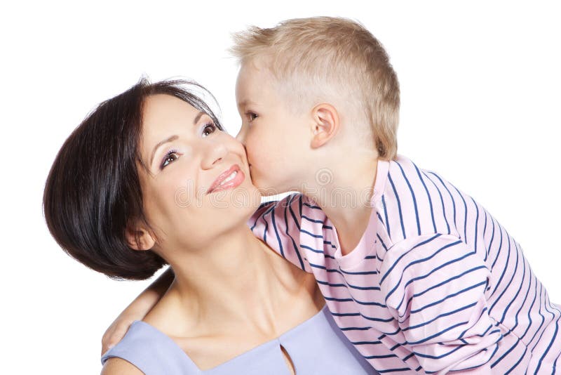 Мама с маленьким сыном видео. Мама целует сына. Мальчик целует маму. Мать целует сына. Ребенок целует маму в щечку.