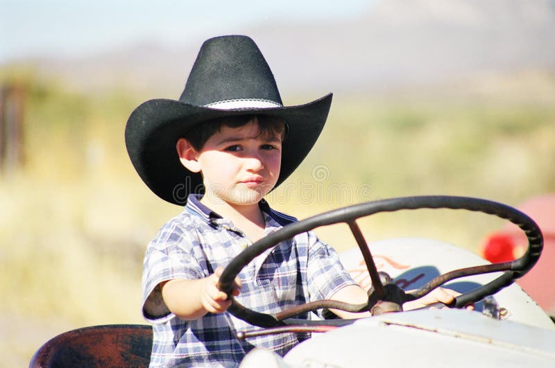 Bambino che gioca sulla sua nonni vecchio trattore.