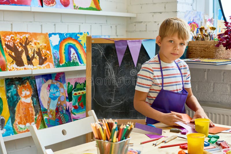 Little Boy que levanta em Art Studio imagem de stock royalty free Little Boy que levanta em Art Studio imagem de stock royalty free